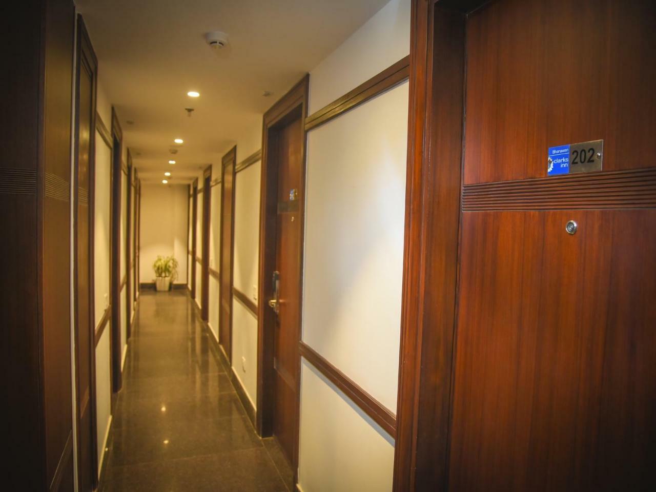 Bharawan Clarks Inn Express Amritsar Buitenkant foto