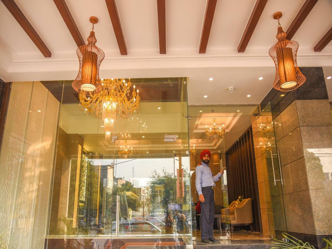 Bharawan Clarks Inn Express Amritsar Buitenkant foto